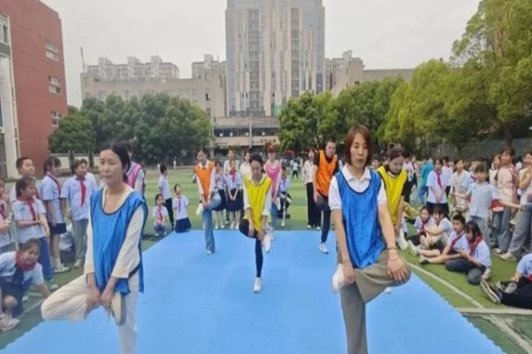 崔宸曦滑板世锦赛街式冲金前景与日本选手技术对抗分析